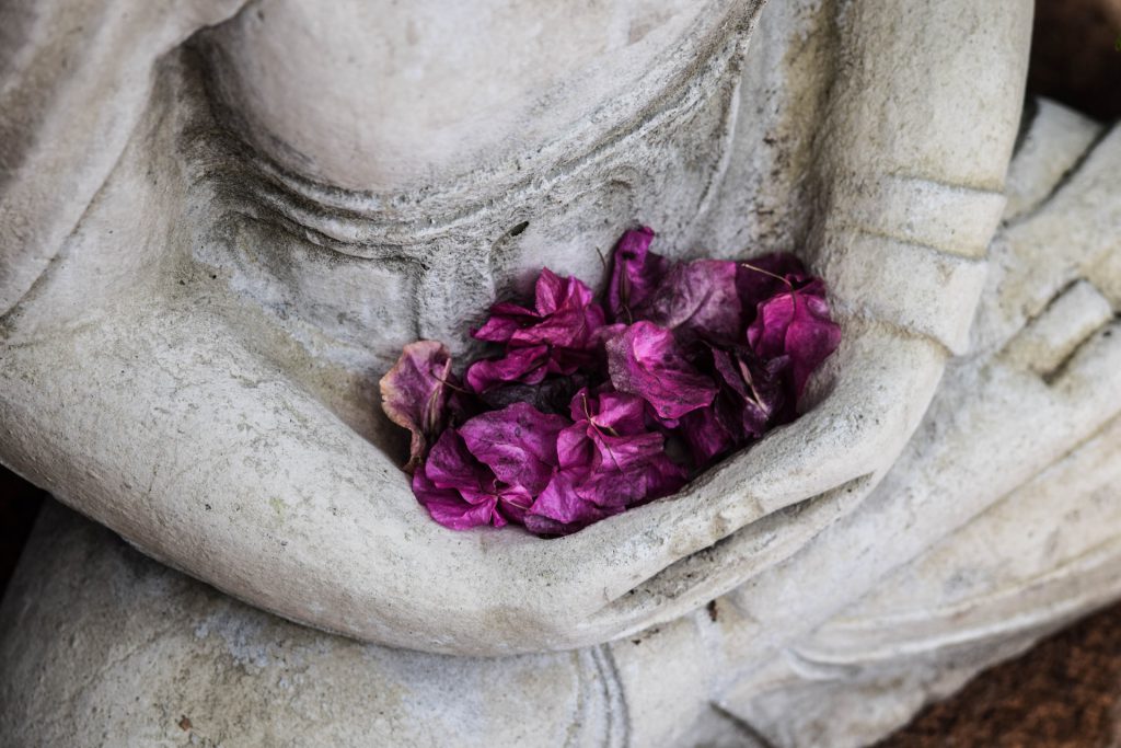 Meditáció, Buddha szobor ölében virágokkal